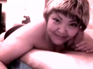 Зрелая дама сосет на камеру перчик любовника