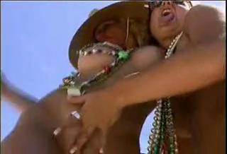 Лесбиянки ласкаются и делают куни на камеру на пляже