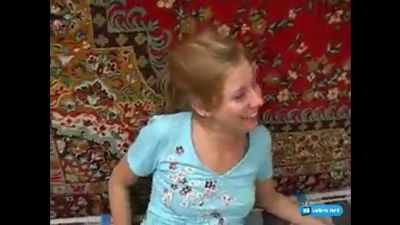 Пьяная блондинка сосёт у двоих и даёт в попу