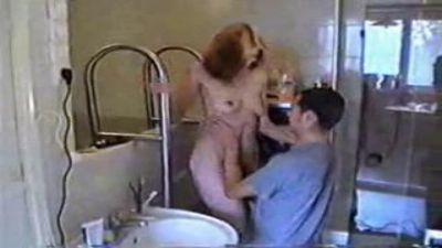 Парень заставляет девку сосать член после душа