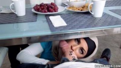 Миа Халифа и большой член трахает двух арабских дам в хиджабах