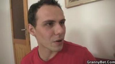 Молодой парень трахает снизу старую бабку