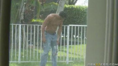 Брюнетка трахается с чужим парнем и пробует большой член