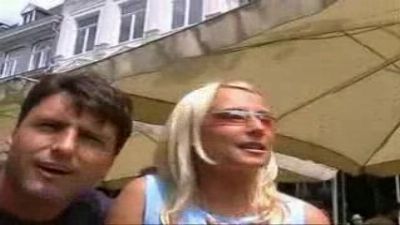 Публичный групповой секс на улице втроем