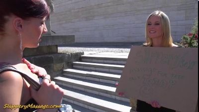 Две молодые лесби в смазке мастурбируют и делают массаж