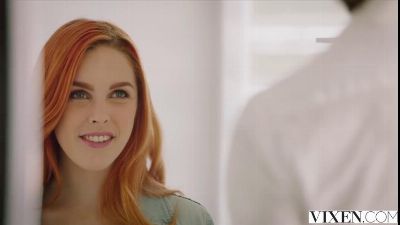 Рыжая молодая домохозяйка развлекается с большим членом