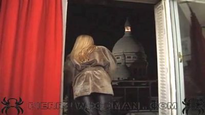 Парни сняли на улице умеющую трахаться блондинку