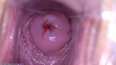 Девка трахает анус пальцем и показывает свою матку