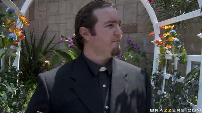 Девка изменяя мужу на свадьбе с дружком сделала минет