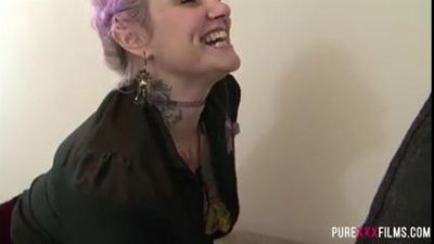 Зрелая горничная дала потрахать на кухне молодому хозяину