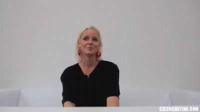 Катерина сосет большой член и трахается на чешском кастинге