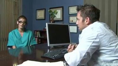 Правильный доктор поимел молодую медсестру в своем кабинете